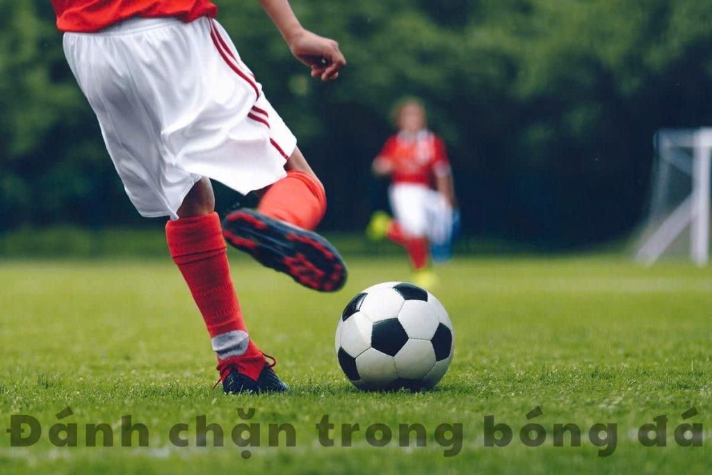 Giải thích khái niệm đánh chặn trong bóng đá là gì?